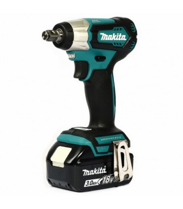 Makita 2 x 18V Lithium-Ion 3.0 Ah Cordless Lightweight Impact Wrench Kit